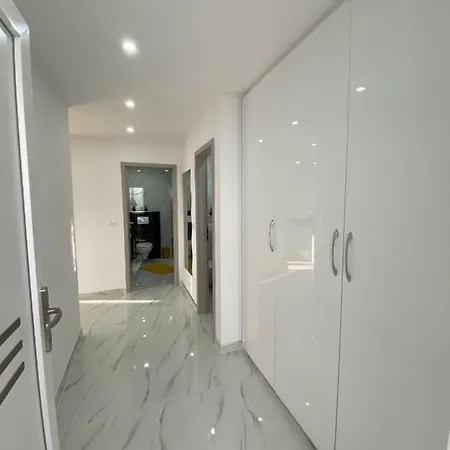 Queen Apartment Vir