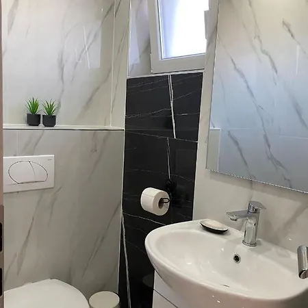 Queen Apartment *